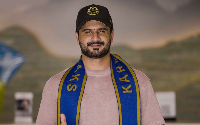 Sahibzada Farhan wearing a Karnali Yaks scarf after joining the franchise for NPL Season 3. Photo: OnlineKhabar